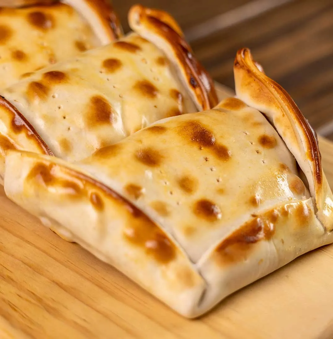 plato de madera con empanadas