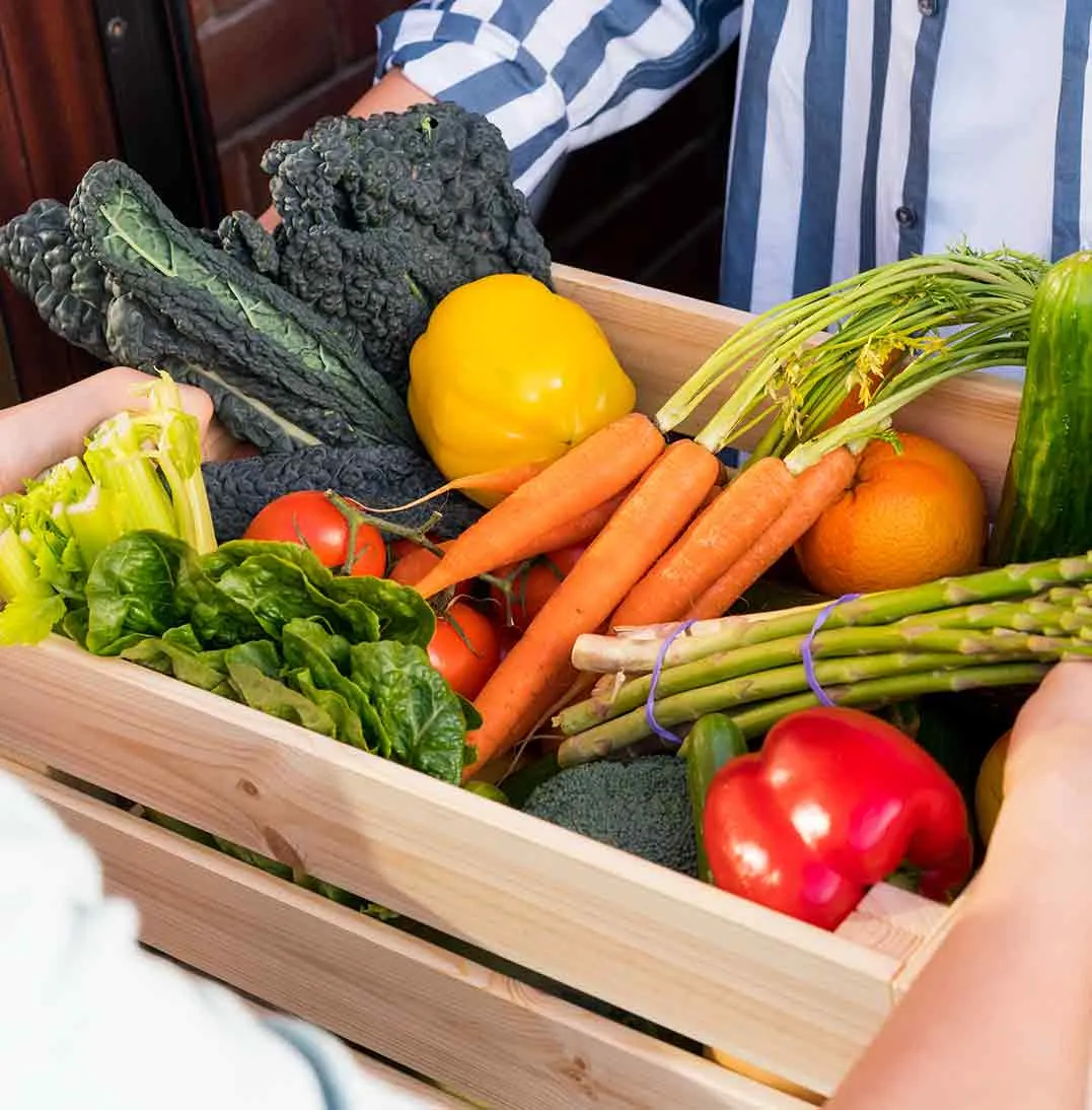 caja de madera con verduras